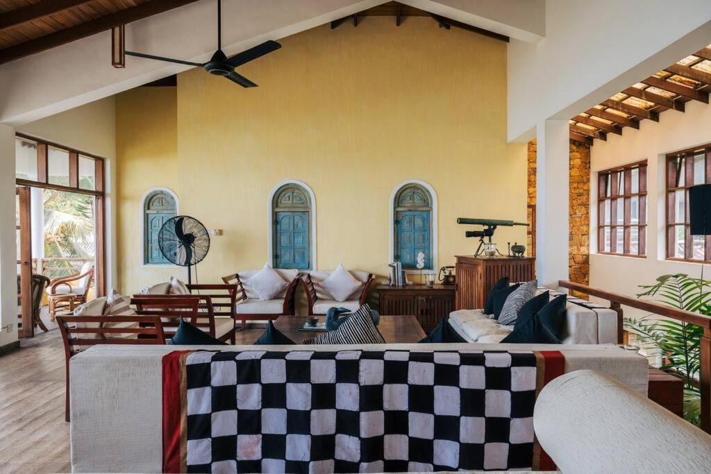 Santi Beach House With Pool & Beach ウェリガマ エクステリア 写真