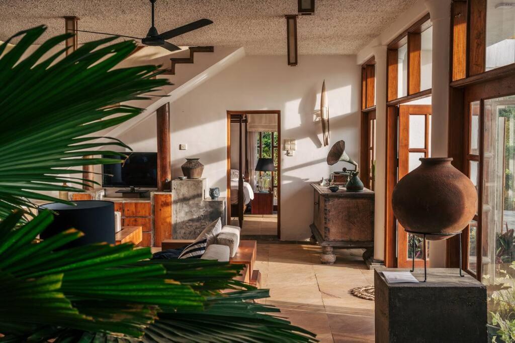 Santi Beach House With Pool & Beach ウェリガマ エクステリア 写真